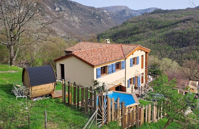 Maison au calme avec piscine sauna grand jardin et jeux d'enfants. Idéal famille
