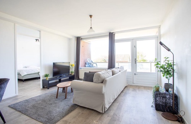 Cozy and clean 2-room apartment in Burgerbrug - close to the beach and nature!