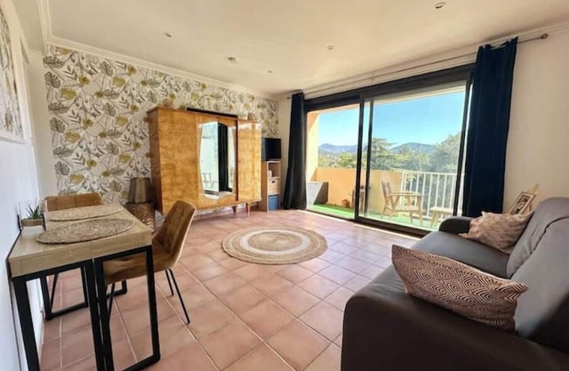 A 3 kms de Cassis T2 avec terrasse vue dégagée - parking gratuit