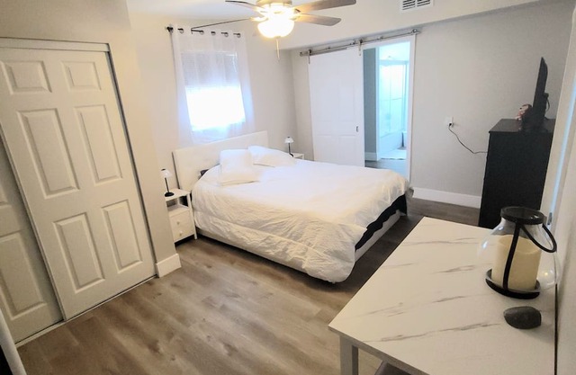 Charming 1 bed suite with AC and WiFi in Lakeland