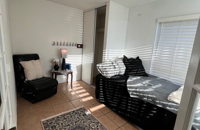 Charming 2-bedroom house with WiFi and AC in sunny San Diego