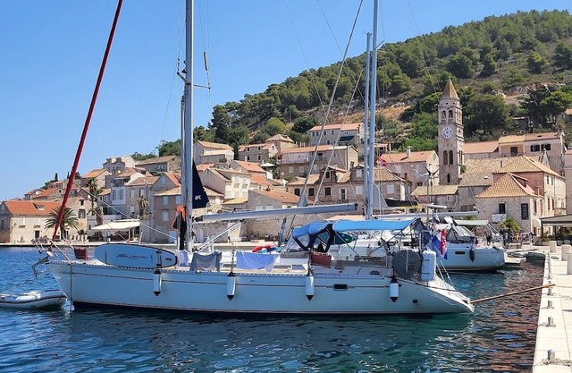 Sailing boat / 3 cabin + A/C, - skipper included in price