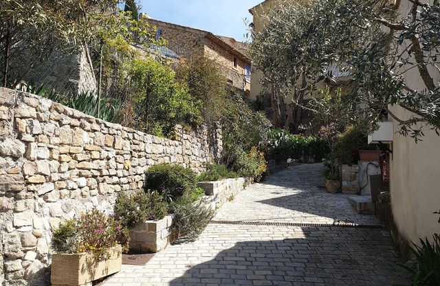 Maison de village 3 pièces 2 niveau 70 m2 au pied de la Montagne Ste Victoire.