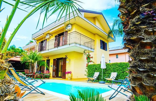 Villa on the slopes of Etna, garden and pool for the exclusive use of guests.
