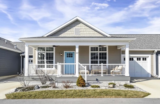 New Bay Point Villa w/ Wifi, AC, Pool! Walk to the water, watch bald eagles!