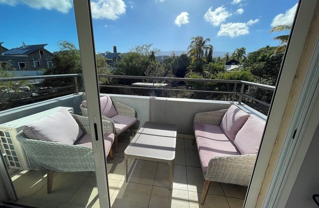 Large Studio in saint Gilles les Bains Fully equipped, private parking.
