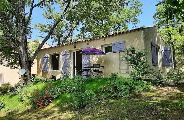 Maisonnette de campagne, le calme et la détente au soleil.