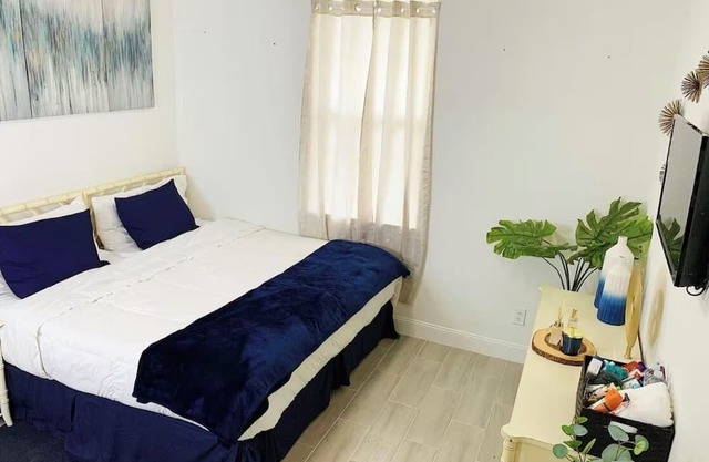 Beautiful & Relaxing Room #2 Lehigh Acres with Private Entrance