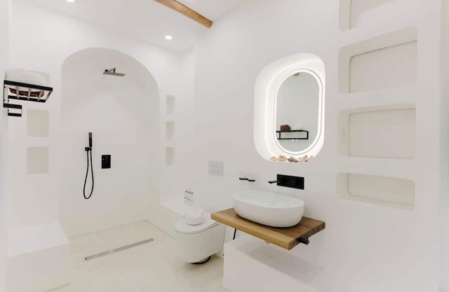 Charming 1-bedroom King Bed Villa with AC, 500MB WiFi in Center of General Luna
