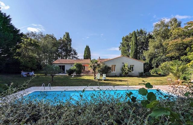 Villa avec piscine et terrain de tennis proche du centre-ville