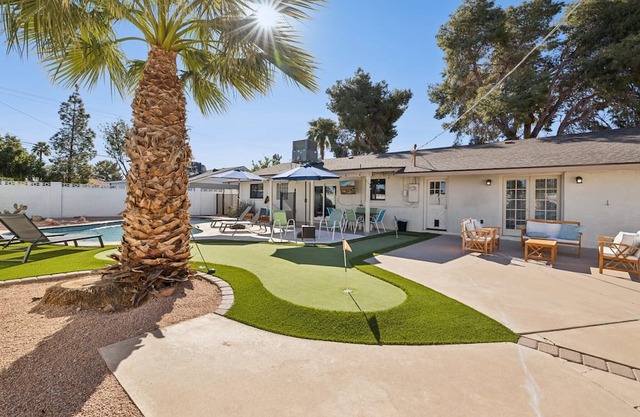 Old Town: 2 King / 8 Queen Beds, Backyard Paradise