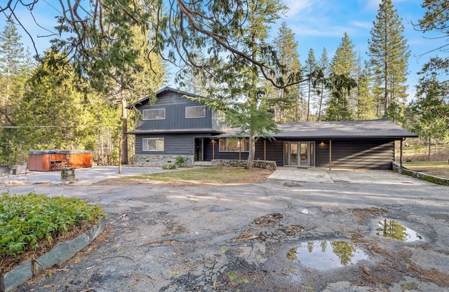 2 Units! 9 Bed/5 Bath, 2 Hot Tubs, 2 Game Rooms! Main House + Barn!