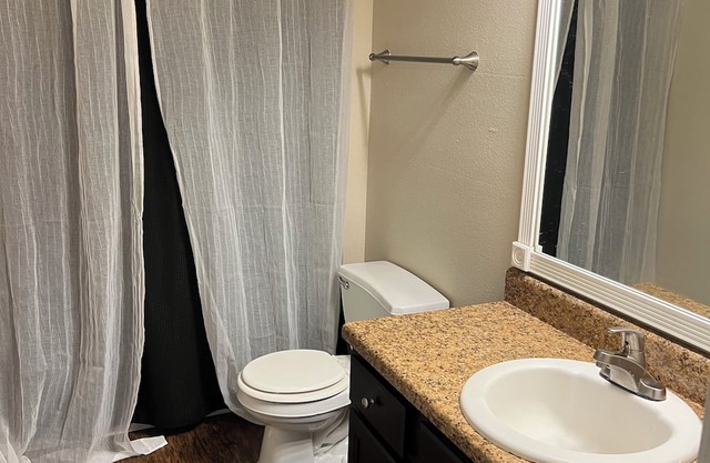 Charming 2-bedroom apartment with WiFi, AC in terrific Little Rock