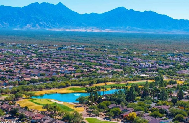Resort style in renowned golf community