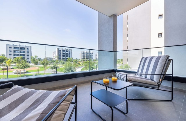 One bedroom apartment with balcony in Sunset Gardens