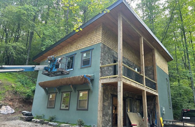 Charming 3-bedroom Mountian Bike Trail chalet with AC and WiFi in serene Ellijay