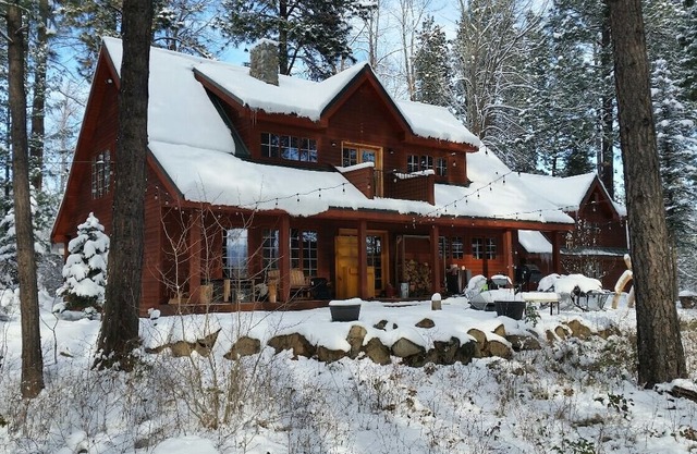 Charming 2-bedroom cabin ON the Yakima River in Cle Elum with WiFi