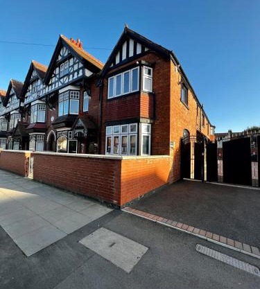 Lux & Cosy Vibe in Nuneaton, Gated Parking