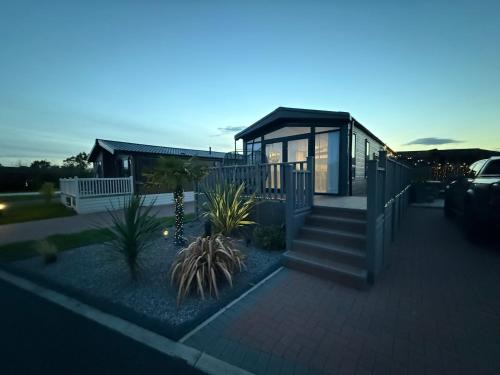 7b Oakwood village