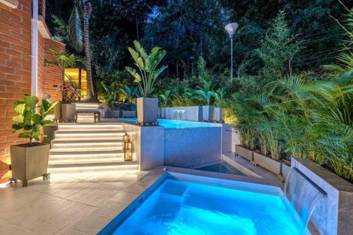 Casa Luxe - Cold Plunge, Sauna, Pool, & Jacuzzi!