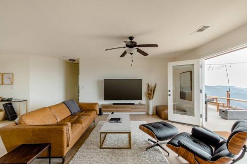 Spacious 4BR house w/incredible view near Yosemite