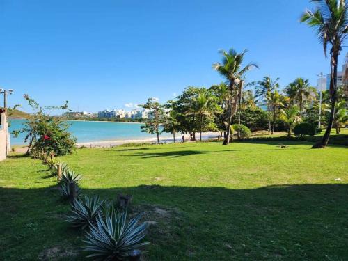 Casa pé na praia de Peracanga