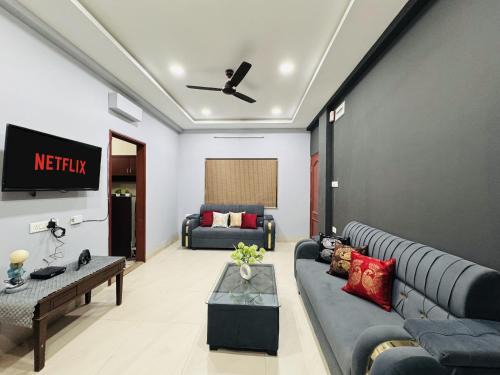 Home Escape 2BHK Apartment Near Brilliant Convention Centre - Adults Only