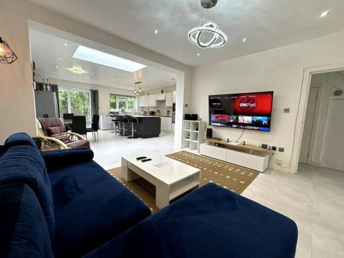 Prime 5BR Garden Wembley