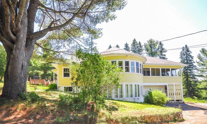 Val David Villa | Charming hillside chalet...