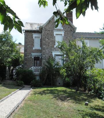 Saint-Junien Maison | Charmante maison de 1930 avec jardin arboré.