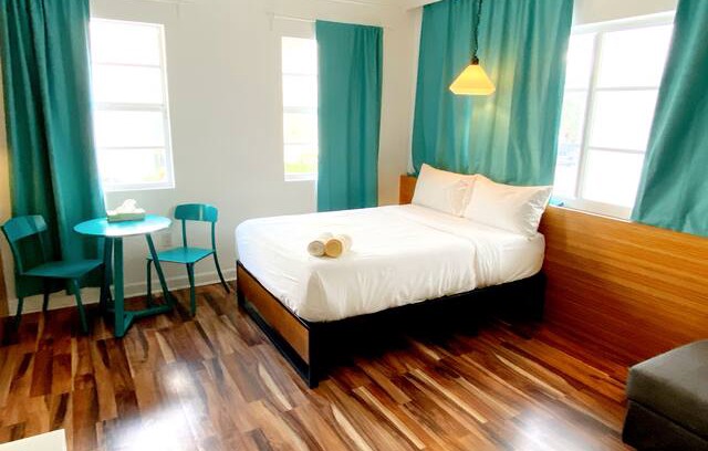 South Beach Hôtel | Sun-Filled Collins Ave South Beach Premium Studio