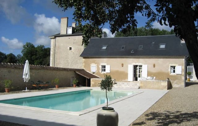 Ruffec Maison | Au bord de la Creuse, Maison d'amis avec piscine.