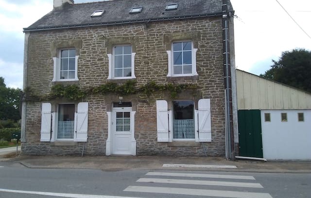 Langonnet Maison | Garden View. Bed and Continental Breakfast.