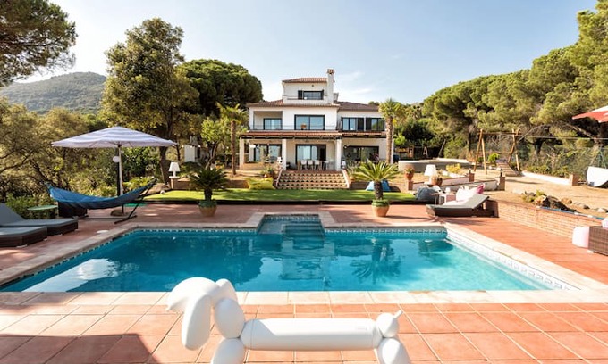 Arenys de Munt Villa | NEW LISTING: Villa with sea views and padel court!