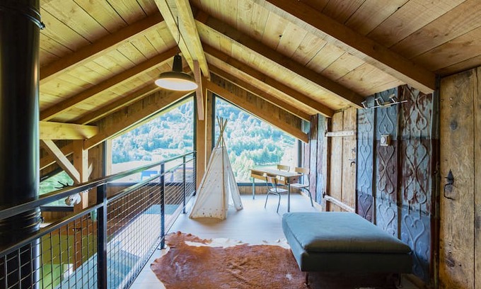 La Bresse Maison | Grange rénovée, grande terrasse bois avec bassin.