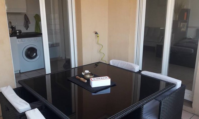 Hyeres City Centre Appartement | T1 rénové avec grande terrasse proche gare - Hyères centre ville