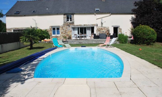 Hirel Maison | Longère bretonne cosy et spacieuse avec piscine