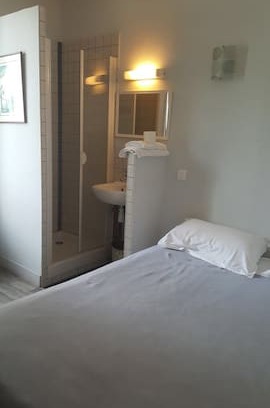 18th Arrondissement Hôtel | chambre 19 sur rue avec douche