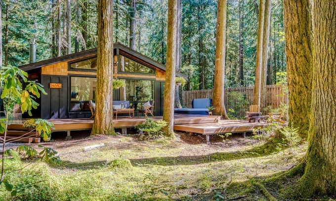 Zigzag Cabine | Charming, dog-friendly cabin with deck, firepit, grill, hot tub, fireplace & W/D