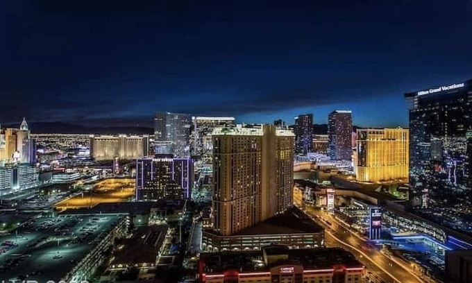 Las Vegas Maison | Gorgeous STRIP VIEW Suite ★ No Resort Fee ★ Free Pool + Gym + Parking + WiFi