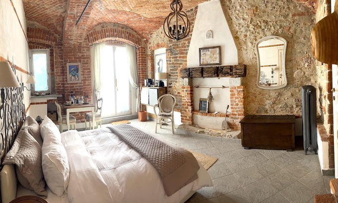 Gassino Torinese Lit Et Petit-Déjeuner | Suite del Camino - country chic with heated whirlpool in the garden