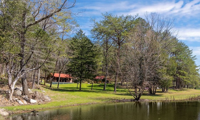 Cosby Cabine | Secluded Lake Front Lodge In Cosby - Your Ultimate Hideaway