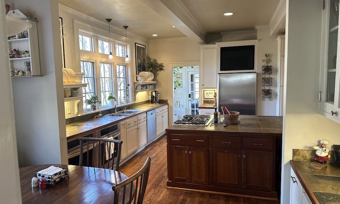 Athens Maison | Large home 12 mins from Sanford Stadium/downtown, 8 mins to Botanical Gardens