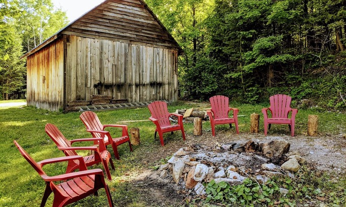 Messines Chalet De Ski | Comfy Cottage w/Sauna and Hot Tub Nestled in Nature in Beautiful Messines, QC