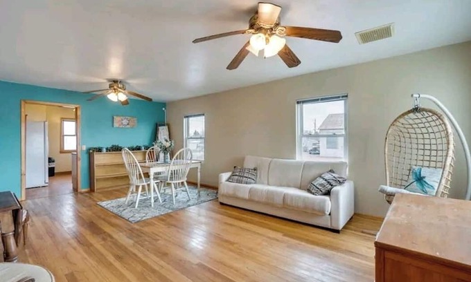 Torrington Maison | 2 apartments for price of 1. Entire house with lots of rooms. Pets welcome!