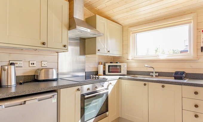 Scunthorpe Cabine | A cosy one bedroom lodge with a master bedroom served by a bathroom with a separate shower open plan