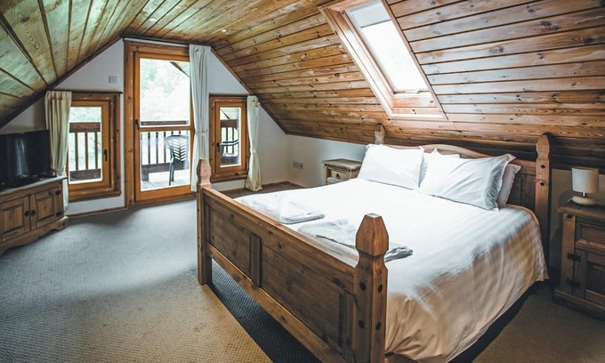 Scunthorpe Cabine | A stunning four bedroom lodge with a master bedroom double served by an en-suite shower room, a furt