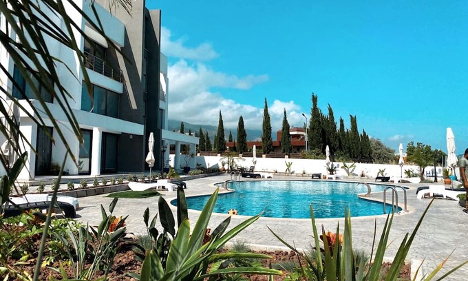 Edremit Appartement | Flat w Shared Pool 2 min to Beach in Edremit