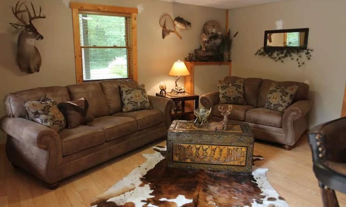 Prairie Du Chien Maison | Log cabin get- away with Hot Tub!