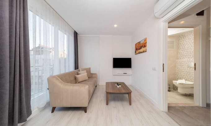 Eski Lara Appartement | Central Flat with Terrace and View in Muratpasa